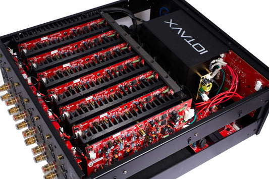 IOTAVX AVXP1. Highendige 7 Kanal Endstufe. 7 x 170 Watt/4 Ohm. 35 Kg schwer. Passend zu Vorstufe AVX-17