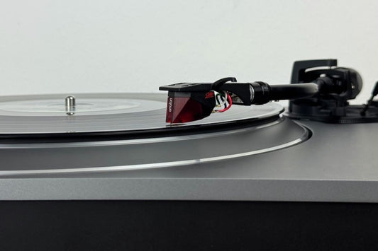 Technics SL-1500 CS. Neu mit Delta/Sigma Drive. Spitzen-Magnetsystem Ortofon 2M RED. Gun Metal Grey!