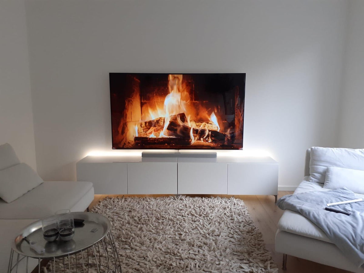 Edle, kleine Lösung mit SPECTRAL-Möbel, OLED-TV und Soundbar.