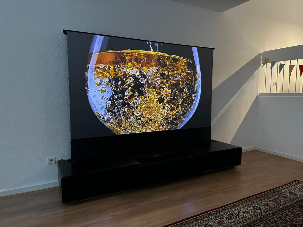Ganz neue Technik. Mit Ultrakurzdistanz-Beamer und Motorleinwand - alles aus einem Möbel.