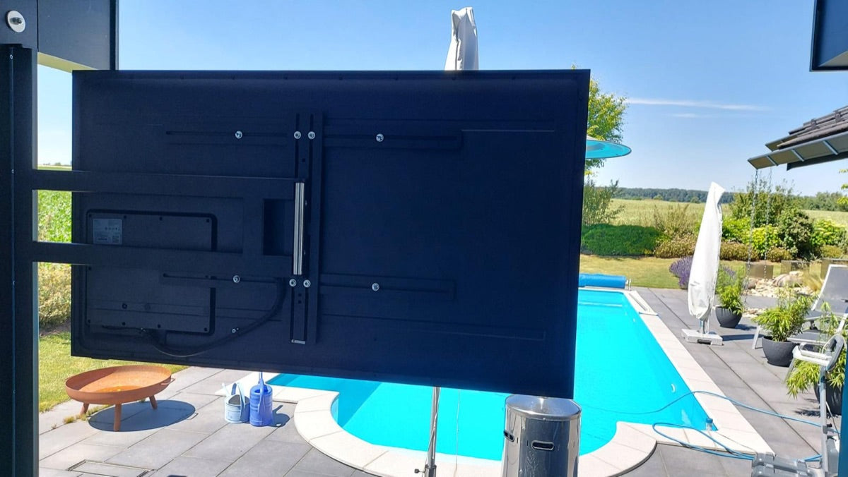 Das macht richtig Spaß! Draußen gucken und hören mit wetterfesten TVs und Soundanlagen. Wir bauen das für euch!