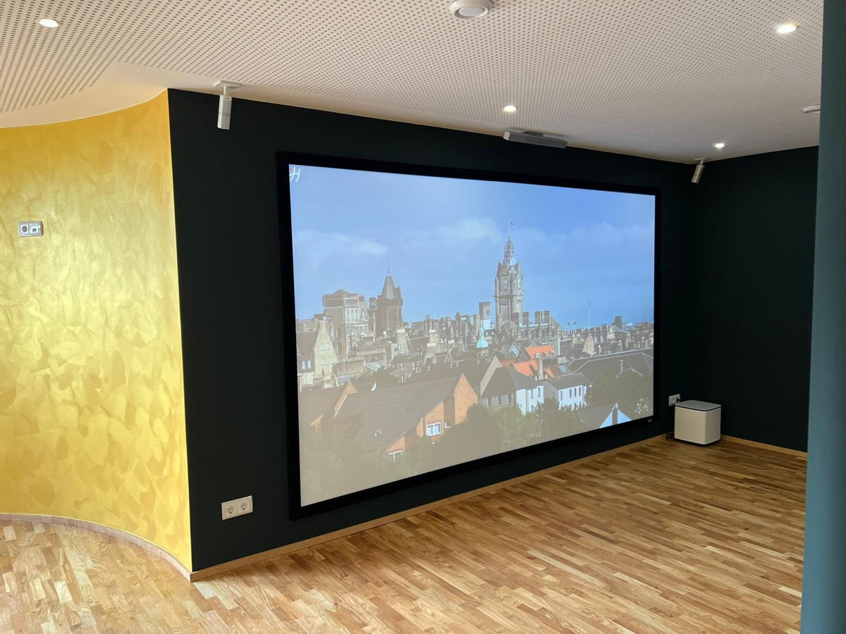 Riesiges Bild mit über 4 Meter Diagonale und fast unsichtbares Sound-System.